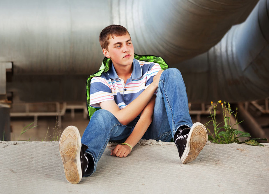 Photo showing teen sitting on ground